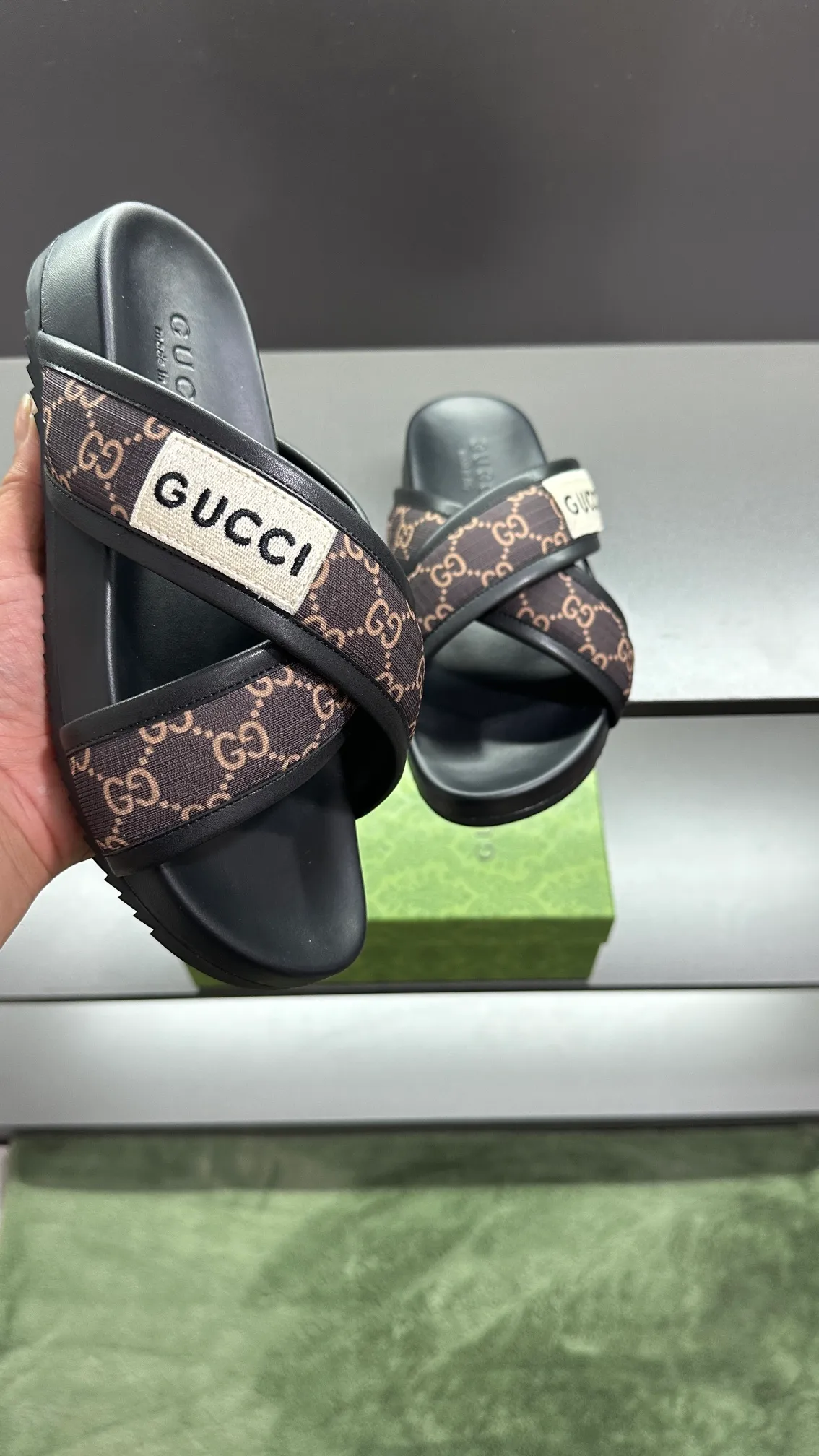 [G Family Couple Style] P: 300💰Female size 36~40 Men's size 39~45, (46. Custom-made Unisex GG slippers This slipper is made of GG polyester fiber and is decorated with a Gucci label on the front, adding a striking logo feel to the style. Beige GG recycled polyester fiber Unisex leather trim "Gucci Made in Italy" embroidered label Rubber sole Flat Made in Italy